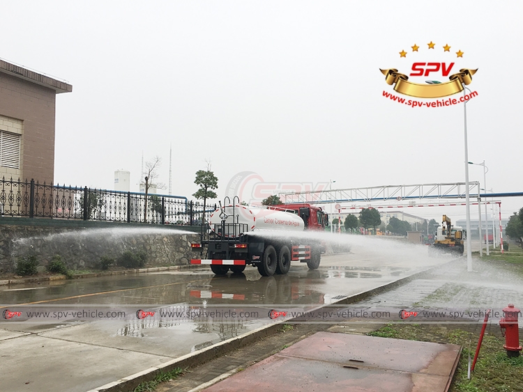 10,000 litres Off-road Water Tanker Truck Sinotruk - Side Sprayer